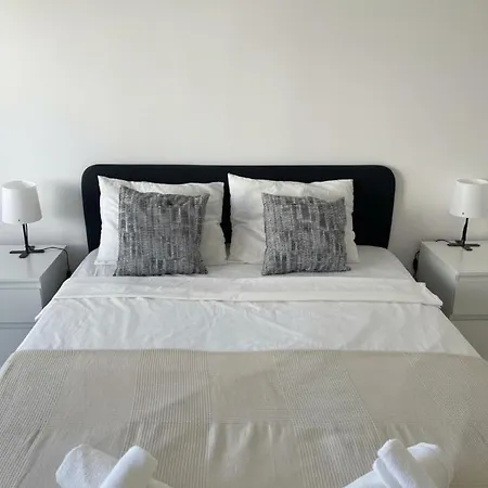 Sunny In Portimao, Walk To Marina, And Nightlife Portimão